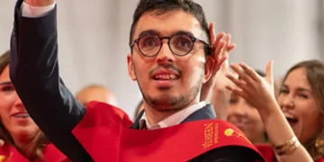 El inspirador discurso de un joven que sufrió un tumor cerebral y que ahora se ha graduado en Psicología