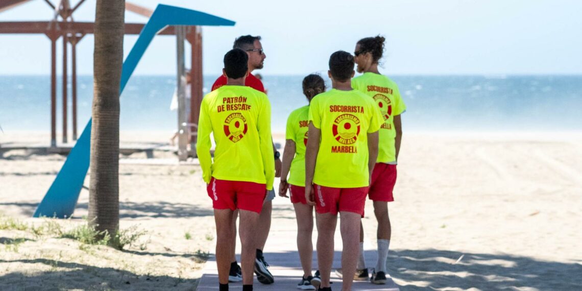 El servicio de socorrismo de las playas de Marbella ha realizado cerca de medio centenar de rescates en los meses de mayo y junio