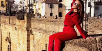 Críticas a una turista por posar de forma imprudente en el Tajo de Ronda