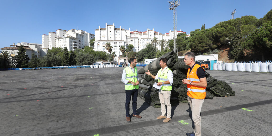 Comienza la renovación del césped artificial del campo de fútbol Luis Teruel y mejorará el sistema de riego y de drenaje de las instalaciones