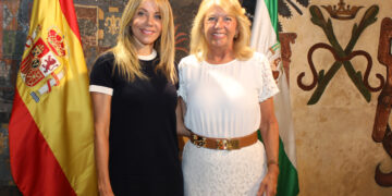 La alcaldesa recibe a la actriz y cantante marbellí María Adamuz, protagonista del musical ‘Tocando nuestra canción’ de Antonio Banderas