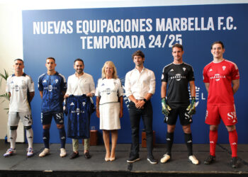 El Marbella FC confirma el patrocinio municipal durante tres años más y presenta su nueva equipación