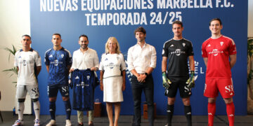 El Marbella FC confirma el patrocinio municipal durante tres años más y presenta su nueva equipación