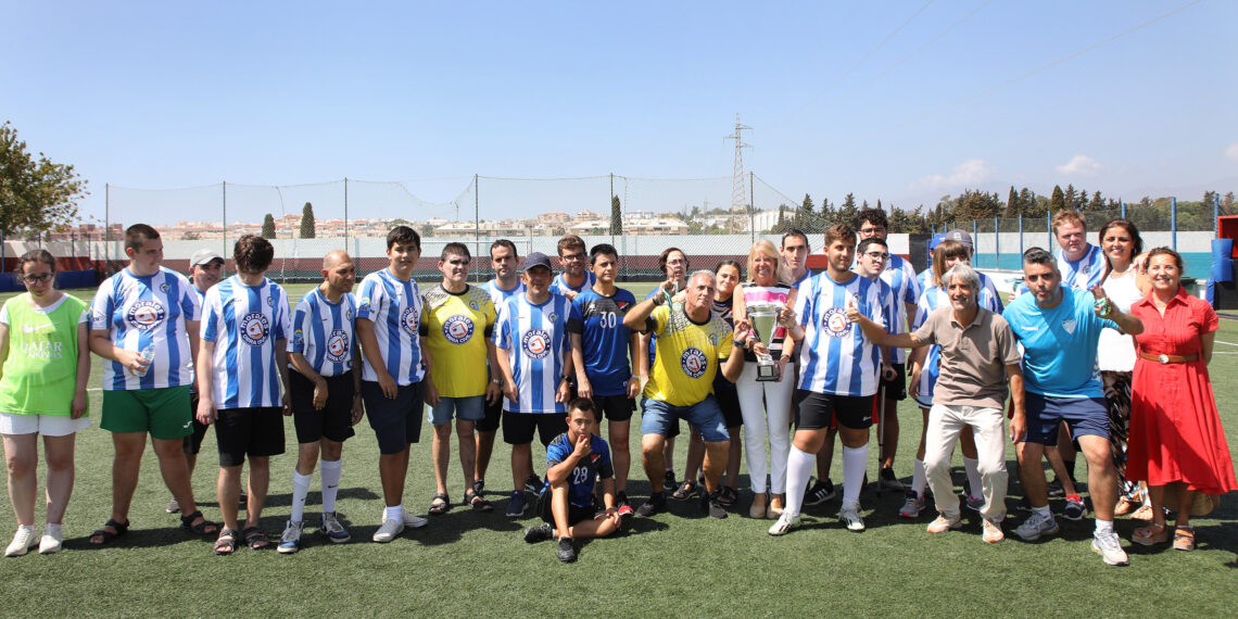 Muñoz destaca “el esfuerzo y el compromiso” del equipo de fútbol Marbella-San Pedro Alcántara,  campeón de la liga inclusiva de la provincia