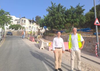Juan Antonio Lara visita las obras de renovación de la red de agua potable en la Avenida Hermano Francisco