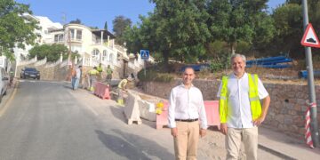 Juan Antonio Lara visita las obras de renovación de la red de agua potable en la Avenida Hermano Francisco