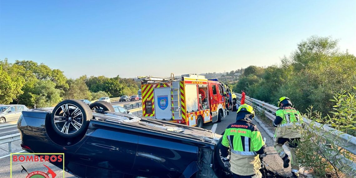 Bomberos rescatan a una persona atrapada en su vehículo tras volcar en la A7 a la altura de Mijas