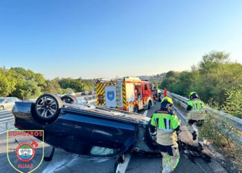 Bomberos rescatan a una persona atrapada en su vehículo tras volcar en la A7 a la altura de Mijas