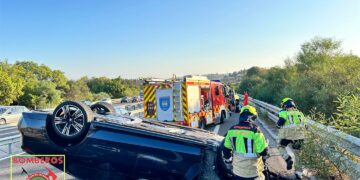 Bomberos rescatan a una persona atrapada en su vehículo tras volcar en la A7 a la altura de Mijas