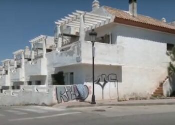 El Ayuntamiento de Manilva contribuye al desalojo de viviendas ocupadas ilegalmente