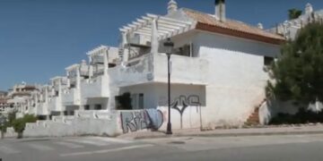 El Ayuntamiento de Manilva contribuye al desalojo de viviendas ocupadas ilegalmente