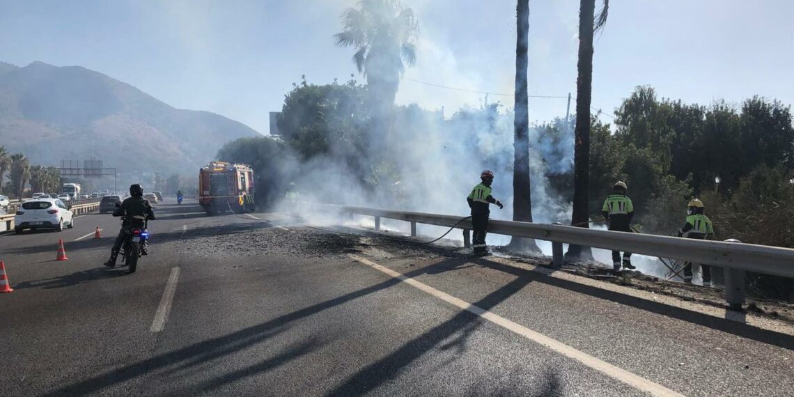 Incendio en una zona de pasto próxima a la AP-7, a la altura de El Higuerón (Fuengirola)