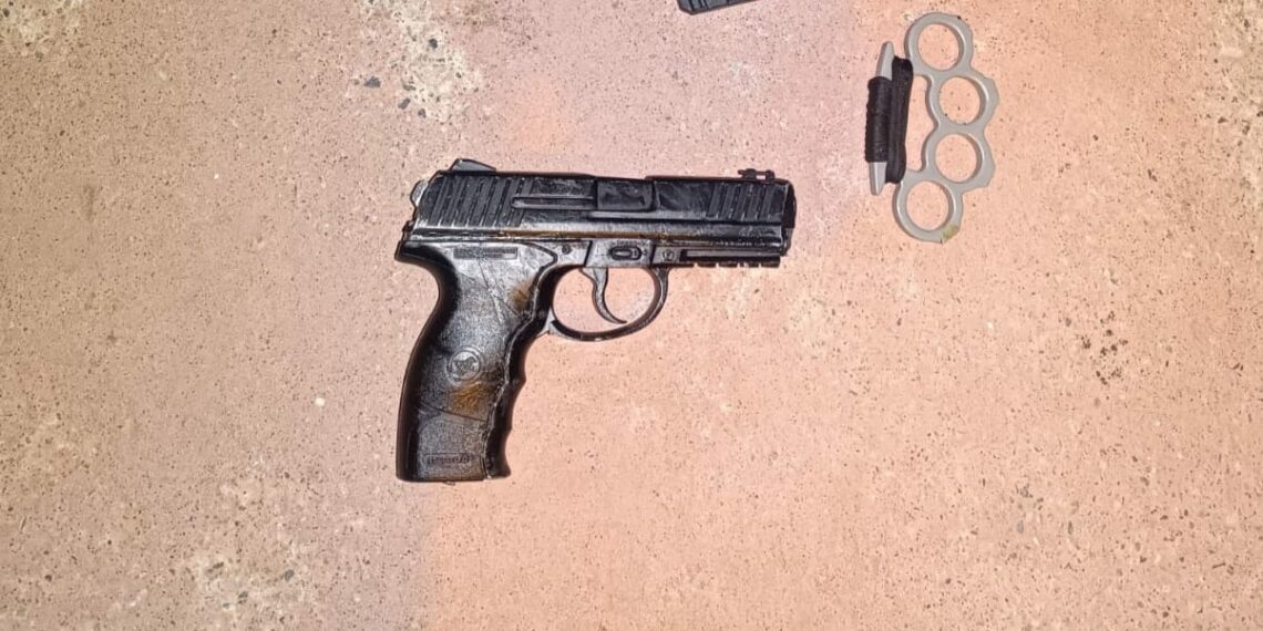 Policía local de Mijas interviene un arma de aire comprimido y un puño americano en Calahonda