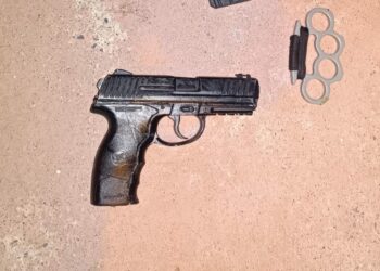 Policía local de Mijas interviene un arma de aire comprimido y un puño americano en Calahonda