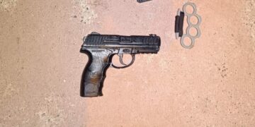 Policía local de Mijas interviene un arma de aire comprimido y un puño americano en Calahonda