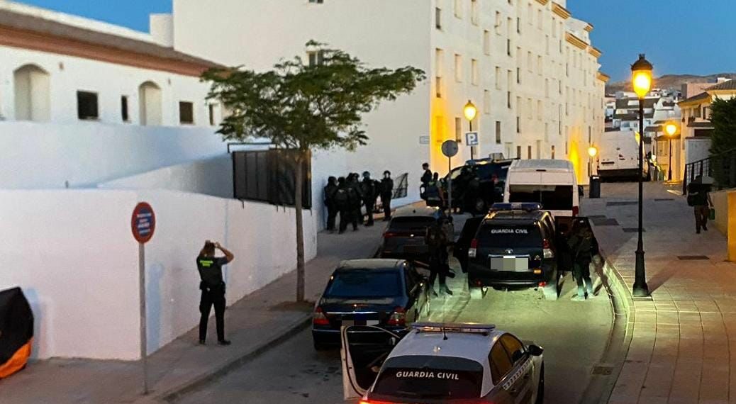 Un operativo policial logra desalojar varias viviendas okupadas en la urbanización Royal Manilva