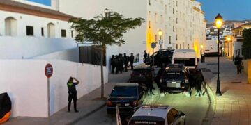 Un operativo policial logra desalojar varias viviendas okupadas en la urbanización Royal Manilva