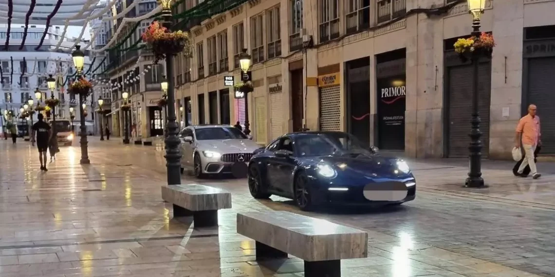 Detenidos los conductores de un Porsche y un Mercedes por circular en plena calle Larios