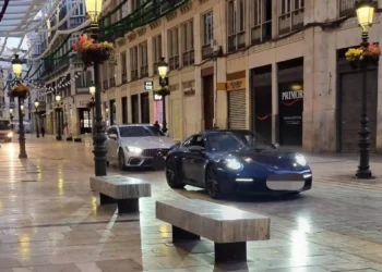 Detenidos los conductores de un Porsche y un Mercedes por circular en plena calle Larios
