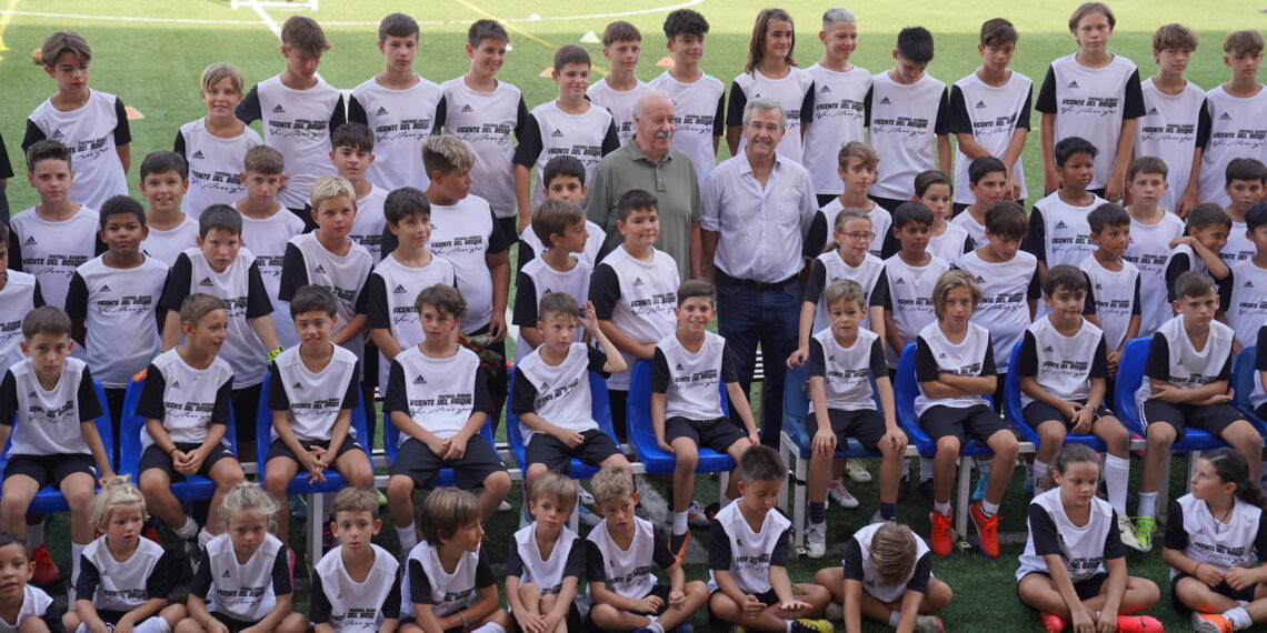 Vicente del Bosque visita el Campus de Fútbol del ex seleccionador nacional en la ciudad