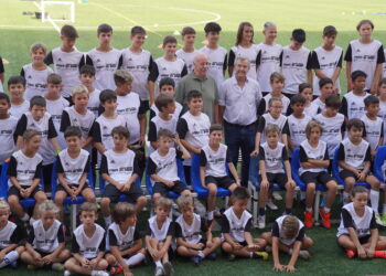 Vicente del Bosque visita el Campus de Fútbol del ex seleccionador nacional en la ciudad