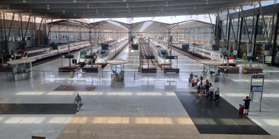 Un centenar de pasajeros afectados por una avería en el tren Sevilla-Málaga