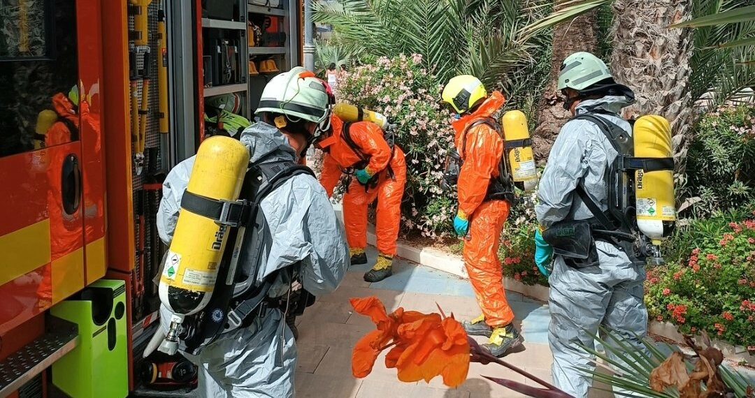 Bomberos intervienen en un domicilio de Estepona tras encontrar a un fallecido en su interior