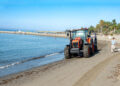 Marbella refuerza la maquinaria para la limpieza de playas con la adquisición de una rastrilladora para la retirada de algas