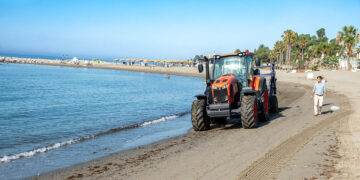 Marbella refuerza la maquinaria para la limpieza de playas con la adquisición de una rastrilladora para la retirada de algas