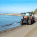 Marbella refuerza la maquinaria para la limpieza de playas con la adquisición de una rastrilladora para la retirada de algas