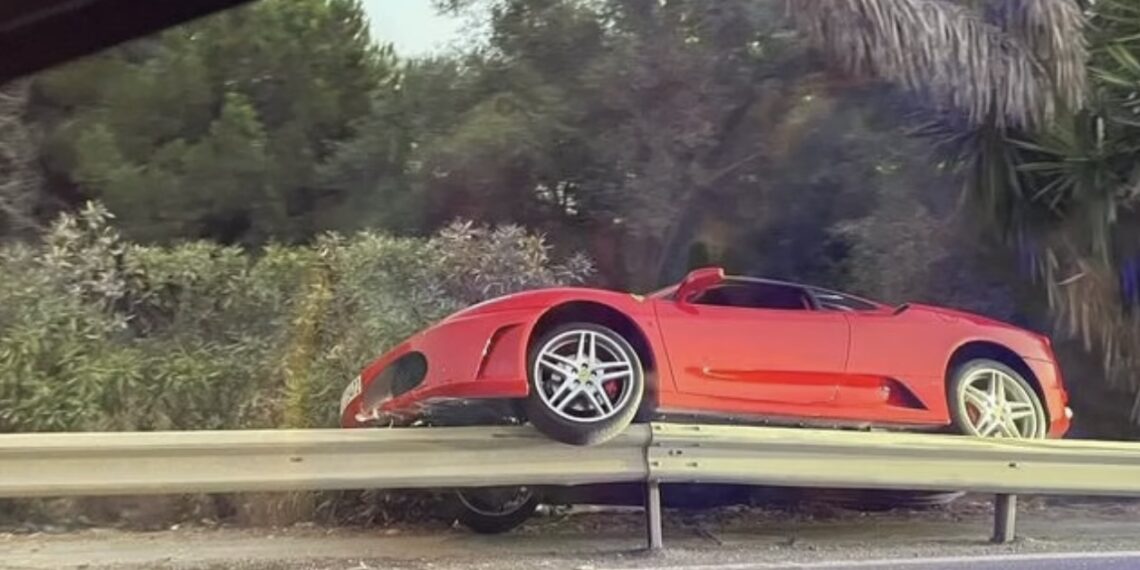 Un ferrari colisiona contra el quitamiedos en la A-7 a la altura del Hotel Vincci de Marbella