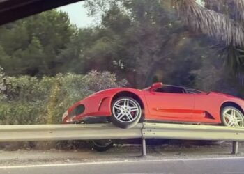 Un ferrari colisiona contra el quitamiedos en la A-7 a la altura del Hotel Vincci de Marbella