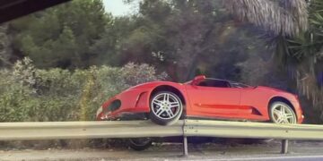 Un ferrari colisiona contra el quitamiedos en la A-7 a la altura del Hotel Vincci de Marbella
