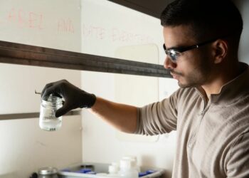 Descubren la fórmula para un combustible de cero emisiones hecho de latas, agua de mar y cafeína