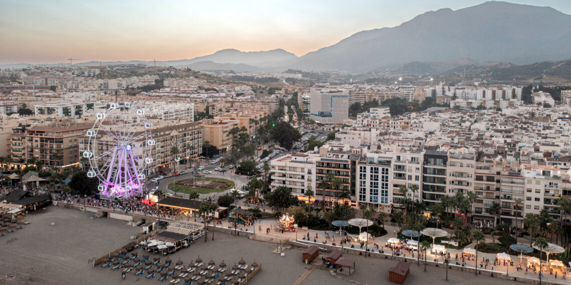 Entra en funcionamiento la noria panorámica de 40 metros de altura en el Paseo Marítimo de Estepona