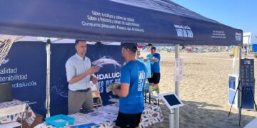 La playa de Las Gaviotas de Fuengirola acoge hoy y mañana una campaña de sensibilización pesquera
