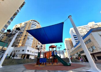 Así son las nuevas pérgolas bioclimáticas de plaza de Adolfo Suárez de Torremolinos
