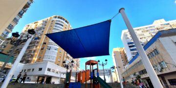 Así son las nuevas pérgolas bioclimáticas de plaza de Adolfo Suárez de Torremolinos