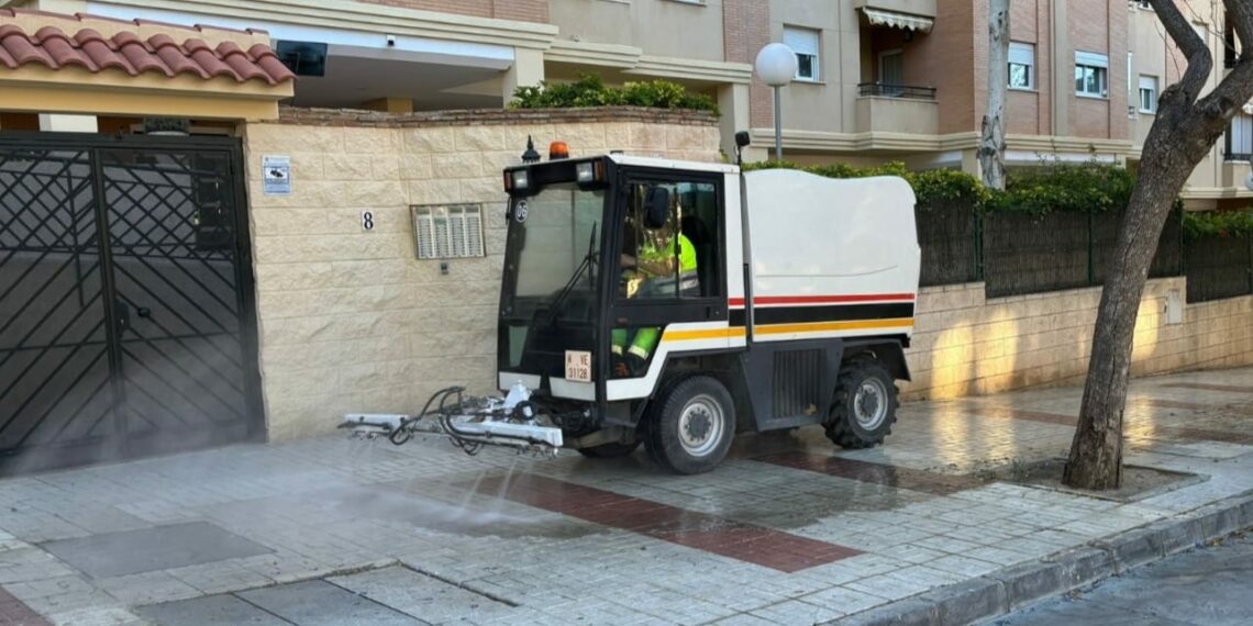 Torremolinos pone en marcha un plan de choque de limpieza con el refuerzo de hidrolimpiadoras