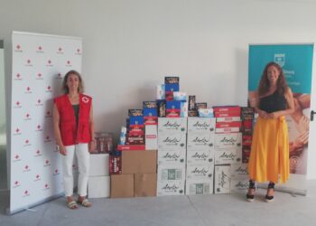 Torremolinos hace entrega a Cruz Roja de parte de una  donación recibida destinada a personas sin hogar