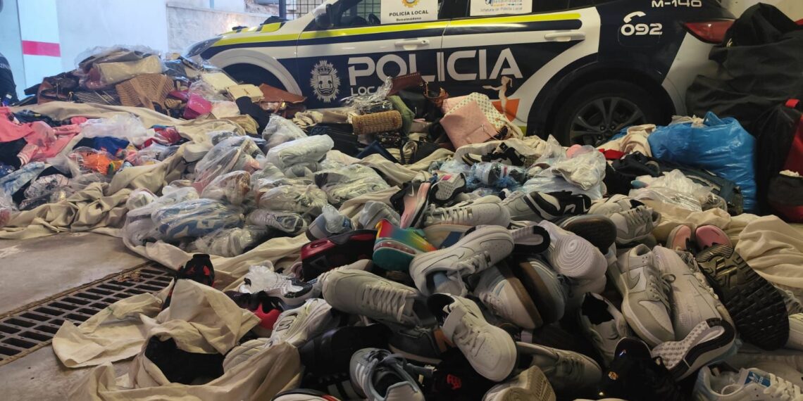 Cuatro detenidos y 2.826 prendas incautadas en un operativo contra la venta ambulante en Benalmádena