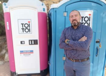 Benalmádena instala baños químicos en el Mercadillo, una reivindicación histórica de los comerciantes