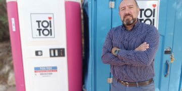 Benalmádena instala baños químicos en el Mercadillo, una reivindicación histórica de los comerciantes