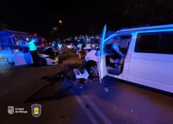 Varios heridos tras un accidente de tráfico entre una furgoneta y un turismo en Málaga capital