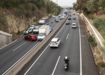 Ingresan a un menor tras precipitarse desde un puente a la autovía en Mijas