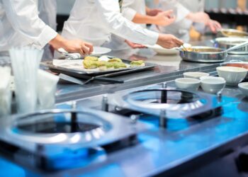 Hosteleros de Málaga valoran la «línea en ascenso» de la contratación y facturación