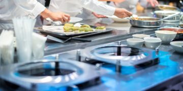 Hosteleros de Málaga valoran la «línea en ascenso» de la contratación y facturación