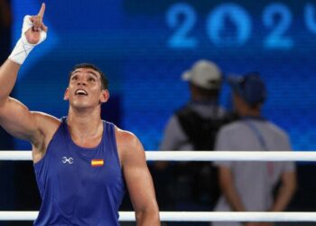 Ayoub Ghadfa se cuelga la medalla de plata en la final de boxeo