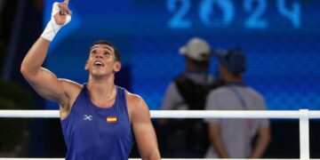 Ayoub Ghadfa se cuelga la medalla de plata en la final de boxeo