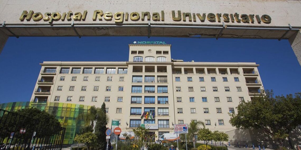 Cinco heridos al colisionar un turismo con un autobús de línea en Málaga capital